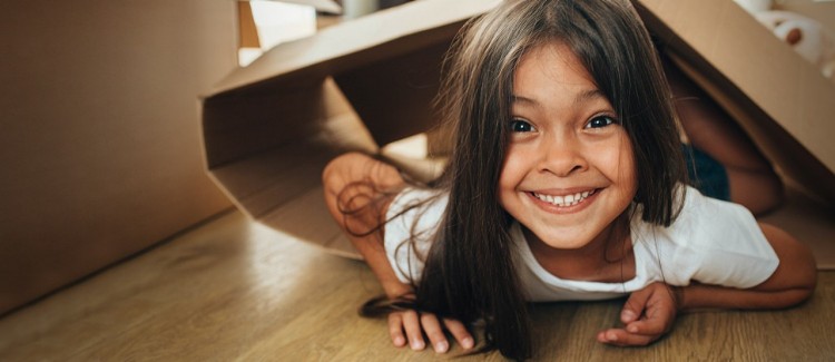 girl_playing_with_cardboard_box